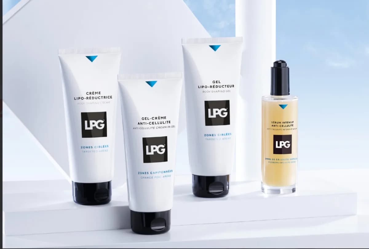 Die Körperpflege von LPG: drei weiße Tuben mit Creme und Gel, daneben das Anti-Cellulite-Serum in der Glasflasche