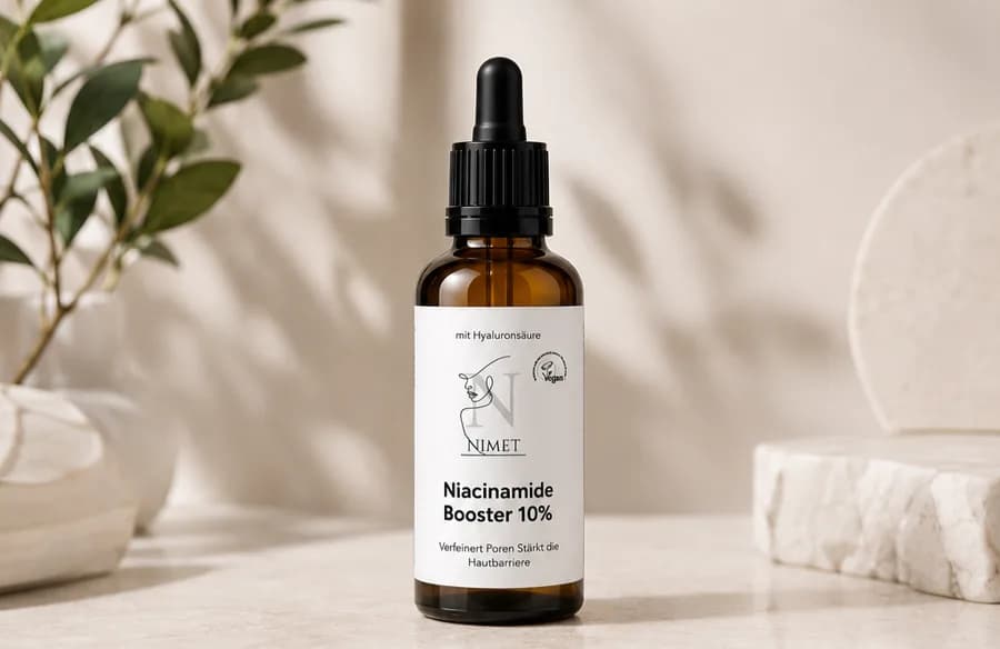 NIMET Niacinamid Serum 10 %, Flasche mit Pipette auf Marmor